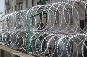 CBT 65 Concertina razor barbed wire / barbedwire mesh fencing for sale