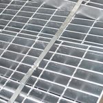 Hot dipped galvanized anti slip offshore steel platform road floor hinged serrated bearing bar steel grating