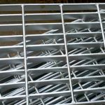 Hot dipped galvanized anti slip offshore steel platform road floor hinged serrated bearing bar steel grating