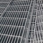 Hot dipped galvanized anti slip offshore steel platform road floor hinged serrated bearing bar steel grating