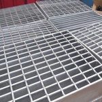 Hot dipped galvanized anti slip offshore steel platform road floor hinged serrated bearing bar steel grating