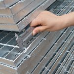 Hot dipped galvanized anti slip offshore steel platform road floor hinged serrated bearing bar steel grating